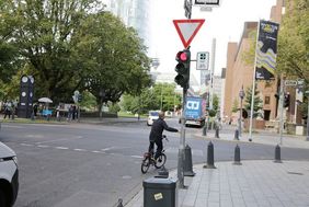 Foto von RAdfahrer, der an einem Grünpfeil abbiegt.