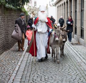 Nach dem kurzen Kindergottesdienst führte der Nikolaus mit den Eseln "Charly" und "Lilly" sein Gefolge zum Rathaus. Foto: Uwe Schaffmeister