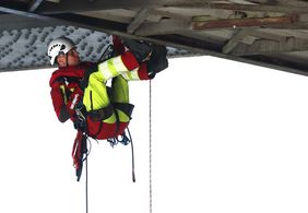 Ein Höhenretter der Düsseldorfer Feuerwehr im Einsatz. Foto: Landeshauptstadt Düsseldorf/David Young