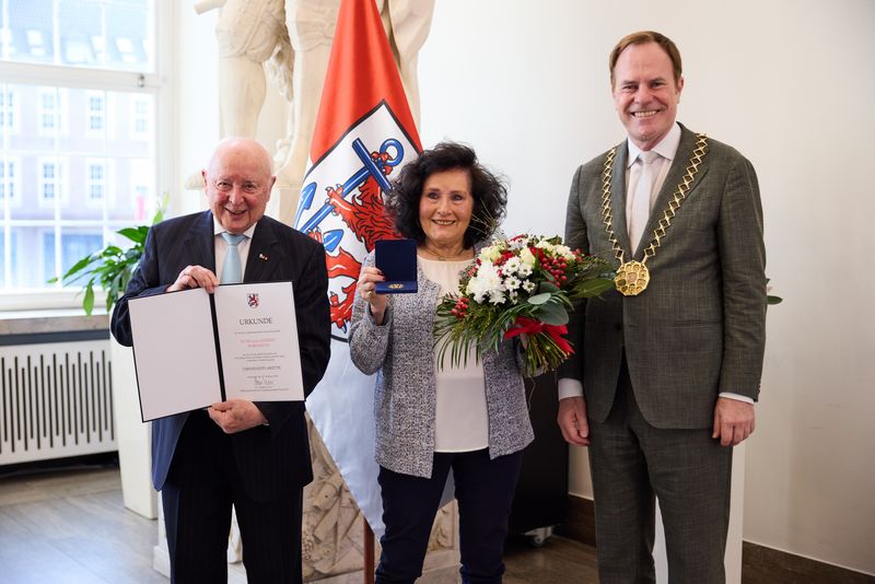 Verdienstplakette der Landeshauptstadt für die Eheleute Rubinstein ...