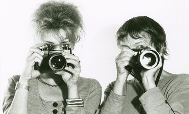 Zwei Fotografinnen mit ihrer Kamera.