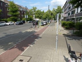 Foto von einer bereits realsierten Aufpflasterung an der Einmündung der Degerstraße auf die Grafenberger Allee