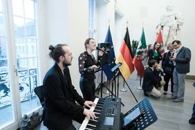 Das Duo Ina Dahlenburg und Jan Lammert trugen bei der Einbürgerungsfeier das Musikstück "Alles leuchtet" von Joy Denalane vor © Landeshauptstadt Düsseldorf/Michael Gstettenbauer