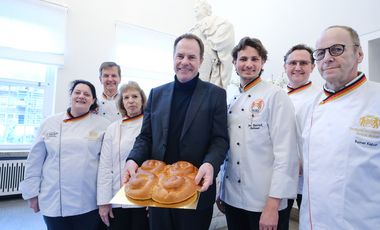 (v.l.) Kathrin Duwendag, Josef Hinkel, Claudia Kaiser, Dr. Stefan Keller, Jan-Patrick Behmer, Henning Funke und Rainer Kapust mit dem Neujährchen.