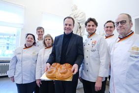 (v.l.) Kathrin Duwendag, Josef Hinkel, Claudia Kaiser, Dr. Stefan Keller, Jan-Patrick Behmer, Henning Funke und Rainer Kapust mit dem Neujährchen.