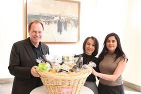 Anna Maria Makai, WIZO Düsseldorf, (r.) und Miél Rachel Koenigshaus, 1. Vorsitzende WIZO Düsseldorf, (M.) überreichten im Rahmen des Empfangs einen traditionellen "Mishloach Manot" an Oberbürgermeister Dr. Stephan Keller, Foto: Lammert