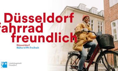 Titelbild zur Ausstellung: Düsseldorf fahrrad freundlich. Junge Frau auf einem Fahrrad.