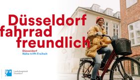 Titelbild zur Ausstellung: Düsseldorf fahrrad freundlich. Junge Frau auf einem Fahrrad.