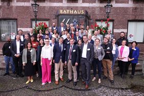 Gruppenfoto Start der letzten Staffel vor dem Rathaus © Landeshauptstadt Düsseldorf, ÖKOPROFIT® 