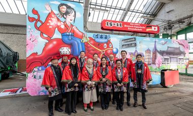 In der Wagenbauhalle an der Merowinger Straße wurde der Karnevalswagen der Japanischen Community für den Rosenmontagszug 2026 vorgestellt. ©Andreas Endermann
