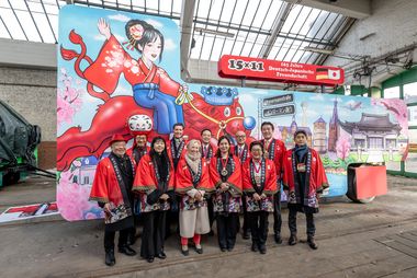 In der Wagenbauhalle an der Merowinger Straße wurde der Karnevalswagen der Japanischen Community für den Rosenmontagszug 2026 vorgestellt. ©Andreas Endermann