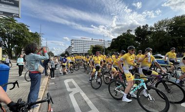 Eintreffen der Hauptgruppe des European Peace Ride an der Chemnitzer Stadthalle. ©Landeshauptstadt Düsseldorf