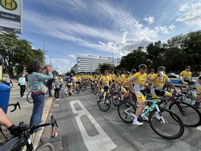 Eintreffen der Hauptgruppe des European Peace Ride an der Chemnitzer Stadthalle. ©Landeshauptstadt Düsseldorf