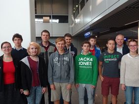 Das Düsseldorfer Team vor dem Abflug nach Moskau: Alina BarendtNikolas Frediani, Tilman Hoffbauer, Jonas Leopold, Tizian Rademacher, Maximilian Schorradt, Isabelle Zehetner und Tom Witzmann