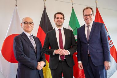  (v.r.) Oberbürgermeister Dr. Stephan Keller empfing die Gäste gemeinsam mit Paul Höller, Staatssekretär im Ministerium für Wirtschaft, Industrie, Klimaschutz und Energie des Landes Nordrhein-Westfalen, sowie dem japanischen Generalkonsul Yoshitaka Tsunoda. © Landeshauptstadt Düsseldorf / Meike Schrömbgens 
