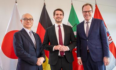  (v.r.) Oberbürgermeister Dr. Stephan Keller empfing die Gäste gemeinsam mit Paul Höller, Staatssekretär im Ministerium für Wirtschaft, Industrie, Klimaschutz und Energie des Landes Nordrhein-Westfalen, sowie dem japanischen Generalkonsul Yoshitaka Tsunoda. © Landeshauptstadt Düsseldorf / Meike Schrömbgens 