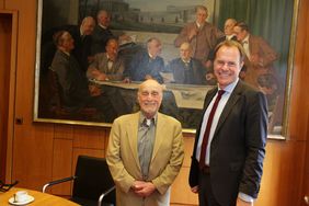 Oberbürgermeister Dr. Stephan Keller empfing den ehemaligen Düsseldorfer Gary Gumpert im Rathaus der Landeshauptstadt. Fotos: Lammert