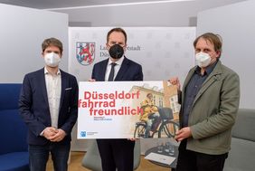 Vor Beginn des Bürgerdialogs Düsseldorf fahrradfreundlich: Moderator Dr. André Schaffrin, Oberbürgermeister Dr. Stephan Keller und Mobilitätsdezernent Jochen Kral (v.l.).