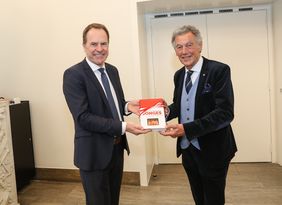 Oberbürgermeister Dr. Stephan Keller (l.) erhielt von Wolfgang Rolshoven, Baas der Düsseldorfer Jonges, das erste Exemplar des Buches "Ein rheinisches Erfolgsmodell - Jonges schreiben Geschichte"; Foto: Landeshauptstadt Düsseldorf/Melanie Zanin