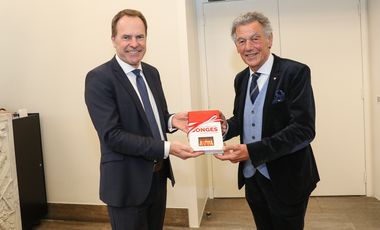 Oberbürgermeister Dr. Stephan Keller (l.) erhielt von Wolfgang Rolshoven, Baas der Düsseldorfer Jonges, das erste Exemplar des Buches "Ein rheinisches Erfolgsmodell - Jonges schreiben Geschichte"; Foto: Landeshauptstadt Düsseldorf/Melanie Zanin