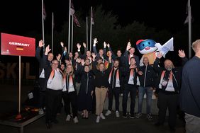 Die EuroSkills-Flagge wurde an die nächsten Gastgeber Deutschland/Düsseldorf und Luxemburg übergeben. © Martin Klindtworth 