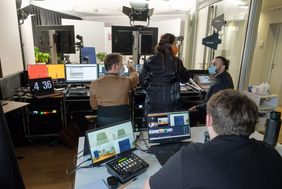 Virtuell fand der Bürgerdialog Düsseldorf fahrradfreundlich am Donnerstagabend, 17. Februar, statt. Rund 200 Fahrradinteressierte diskutierten mit. Hier ein Blick ins Studio, wo die Fäden zusammenliefen. Foto: Uwe Schaffmeister