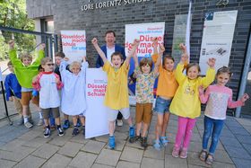 Stadtdirektor Burkhard Hintzsche mit teilnehmenden Kindern des Ferienprogramms Adventure School 2023, alle Fotos: M. Gstettenbauer