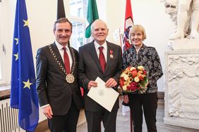 OB Geisel überreicht die Verdienstmedaille des Verdienstordens an Volker Wirths (in Begleitung seiner Frau Barbara); Foto: Zanin