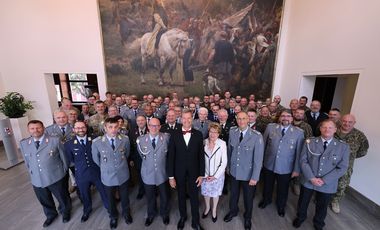 Bürgermeister Josef Hinkel (Mitte) mit den Teilnehmenden und Gästen des 38. Internationalen Schießwettkampfes um den "Kurfürst-Jan-Wellem-Pokal" im Düsseldorfer Rathaus. Foto: David Young