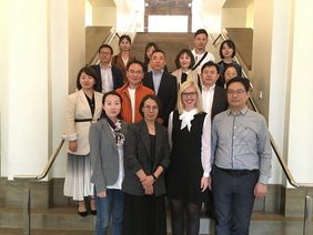 Die Journalistengruppe aus Changzhou informierte sich bei Theresa Winkels (2. v.r.)  über den Wirtschaftsstandort Düsseldorf. © Wirtschaftsförderung