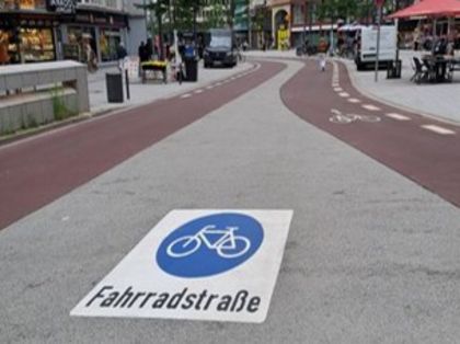 Foto von Piktogramm auf der Fahrbahn am Eingang der Fahrradstraße Am Wehrhahn