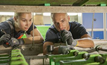 Industriemechaniker*in bei der Arbeit