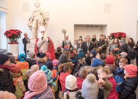 Oberbürgermeister Thomas Geisel und der Nikolaus verteilten Schoko-Nikoläuse an die jungen Besucher. Foto: Uwe Schaffmeister