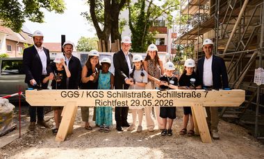 Im Beisein von OB Dr. Keller fand am Freitag, 29. Mai 2026, das Richtfest für zwei Schulgebäude sowie eine Einfeld-Sporthalle für die GGS Selma-Lagerlöf und die KGS Hermann-Gmeiner statt, Foto: Landeshauptstadt Düsseldorf/Lasse Rotthoff
