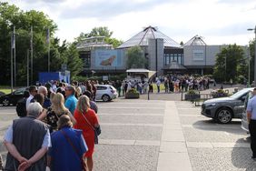 Eine lange Schlange an Besucherinnen und Besuchern vor dem gebäude des Aquazoo Löbbecke Museum zur Nacht der Museen 2022