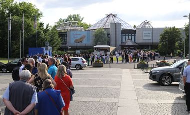 Eine lange Schlange an Besucherinnen und Besuchern vor dem gebäude des Aquazoo Löbbecke Museum zur Nacht der Museen 2022