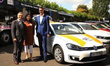 Foto von Düsseldorfs ehemaligem Oberbürgermeister Thomas Geisel, Verkehrsdezernentin Cornelia Zuschke und NRW-Verkehrsminister Hendrik Wüst 