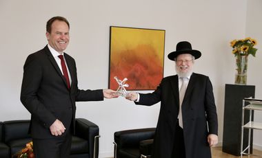 OB Dr. Stephan Keller empfing Raphael Evers, Oberrabiner der Jüdischen Gemeinde in Düsseldorf, zu einem Abschiedsbesuch im Düsseldorfer Rathaus; Foto: Ingo Lammert