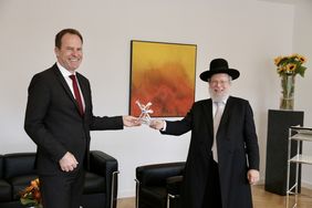 OB Dr. Stephan Keller empfing Raphael Evers, Oberrabiner der Jüdischen Gemeinde in Düsseldorf, zu einem Abschiedsbesuch im Düsseldorfer Rathaus; Foto: Ingo Lammert