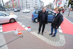 Stellten an der Kreuzung Oberbilker Allee/Kruppstraße Einzelheiten zur Rotmarkierung der Radfurten vor: Mobilitätsdezernent Jochen Kral (l.) und Ralf Poppenborg, Amt für Verkehrsmanagement. Foto: Michael Gstettenbauer