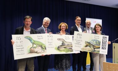 Burkhard Hintzsche, Michael Fischer, Sandra Honigs, Dr. Alexander Plum, Thomas Thomer (Vorsitzender Stiftung Jugendmarke) und Jana Borkamp (v.l.) halten Vergrößerungen der neuen Jugenmarken in den Händen