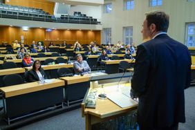 Oberbürgermeister Dr. Stephan Keller betonte in seinem Grußwort die Bedeutung des Themas Pflege für die Stadtgesellschaft, Foto: Landeshauptstadt Düsseldorf/Michael Gstettenbauer