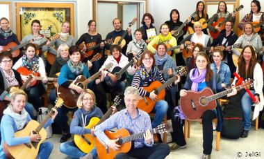 Gruppenbild mit Menschen, die Gitarre spielen