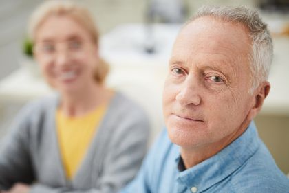 Älterer Mann mit Frau im Hintergrund©fotolia, pressmaster