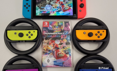 Foto von dem Computer Spiel Mario-Kart mit der Switch und vier Kontrollern