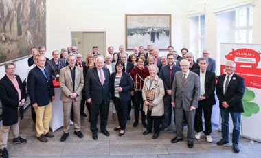 Die Vorstandsvorsitzende der Stadtsparkasse Düsseldorf, Karin-Brigitte Göbel (Mitte rechts), und Bürgermeister Friedrich G. Conzen (Mitte links) überreichten die Erlöse aus dem PS-Zweckertrag an gemeinnützige Einrichtungen. Foto: Melanie Zanin