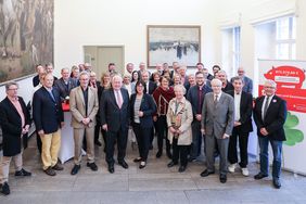 Die Vorstandsvorsitzende der Stadtsparkasse Düsseldorf, Karin-Brigitte Göbel (Mitte rechts), und Bürgermeister Friedrich G. Conzen (Mitte links) überreichten die Erlöse aus dem PS-Zweckertrag an gemeinnützige Einrichtungen. Foto: Melanie Zanin