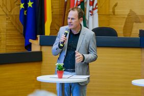 Oberbürgermeister Dr. Stephan Keller begrüßte die Teilnehmenden an der Informationsveranstaltung zum Hochwasser im Plenarsaal des Rathauses. Foto: Michael Gstettenbauer