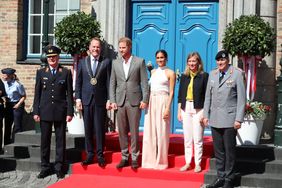 OB Dr. Keller begrüßte Duke Harry und Duchess Meghan in Düsseldorf. (v.l. Brigadegeneral Alfred Marstaller, OB Dr. Keller, Harry und Meghan, Staatssekretärin Siemtje Möller und Generalleutnant Markus Laubenthal). Fotos: INVICTUS GAMES DÜSSELDORF 2023