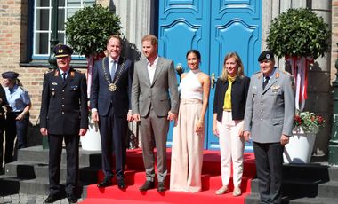 OB Dr. Keller begrüßte Duke Harry und Duchess Meghan in Düsseldorf. (v.l. Brigadegeneral Alfred Marstaller, OB Dr. Keller, Harry und Meghan, Staatssekretärin Siemtje Möller und Generalleutnant Markus Laubenthal). Fotos: INVICTUS GAMES DÜSSELDORF 2023